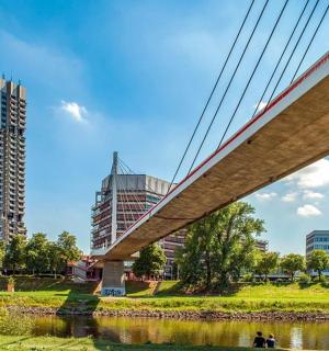 eine Brücke über einen Fluss in einer Stadt mit Gebäuden