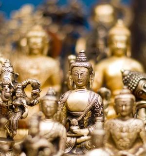 一组金佛像被展示