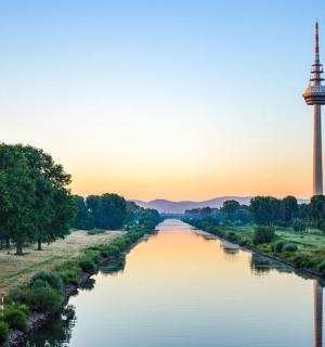 ein Fluss mit einem Fernsehturm im Hintergrund