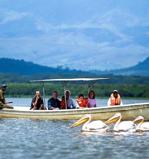 一群人在水上的船上