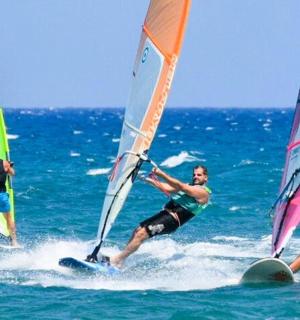 三个男人正在海上玩帆板运动