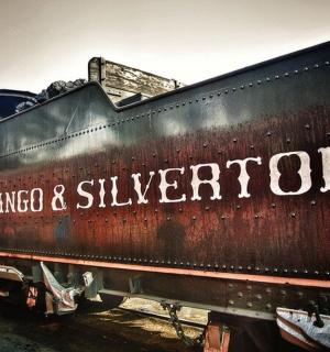 rezavý vagón vlaku s nápisy Cincinnati a Silverpotion