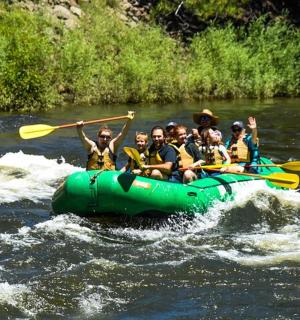 一群人在河上的木筏上