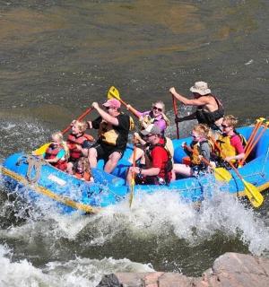 一群人在水中的木筏上