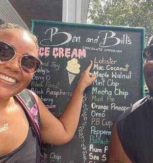 muž a žena stojící před cedulí