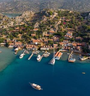 Letecký pohled na přístav s loděmi ve vodě