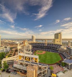 Letecký pohled na stadion s baseballovým hřištěm