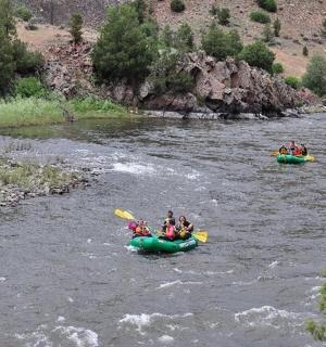 un gruppo di persone sta facendo rafting lungo un fiume