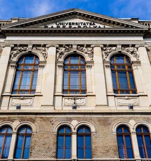 ein großes Gebäude mit Fenstern an der Seite