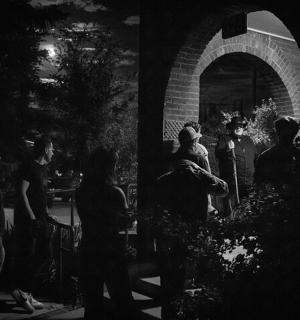 skupina lidí stojících kolem cihlové klenby