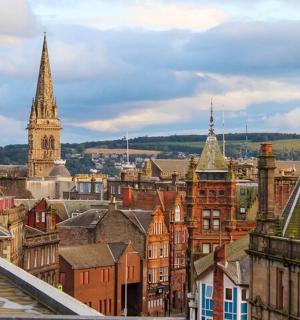 带有建筑物和钟楼的城市景观