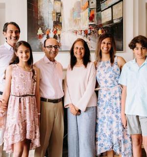 rodina pózující pro fotografii v pokoji