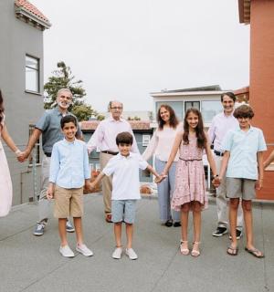 velká rodina pózující pro fotografii na chodníku