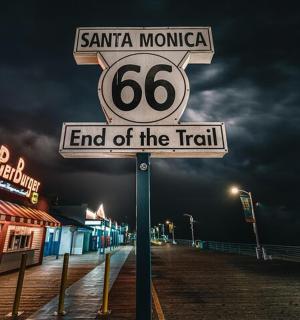 a street sign for the end of the trail