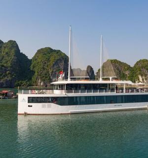 一艘大船在水中