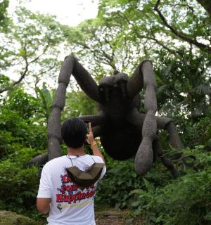 ein Mann steht vor einer Affenstatue
