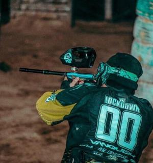 muž držící zbraň na zadní straně motorky