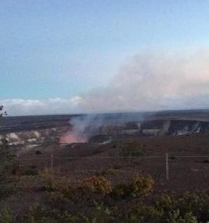 oheň na poli s kouřem v dálce