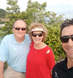 dva muži a žena stojící u vody