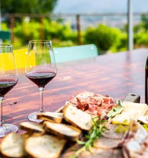 dvě sklenice vína a talíř jídla na stole