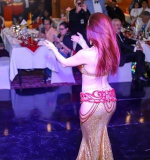 o femeie cu părul roz stând pe un ring de dans