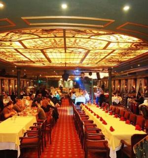 火车餐车上，人们围坐在桌旁