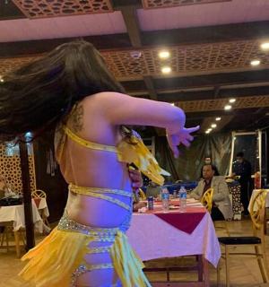 žena v šatech stojící před stolem