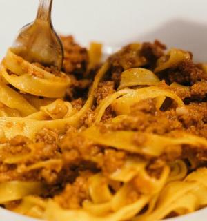 一碗带叉子的意大利面