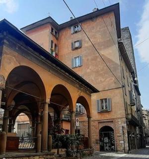 velká budova s oblouky vedle ulice