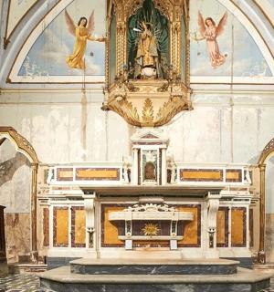 建筑物内设有祭坛的大房间