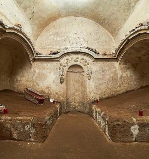 一栋老建筑里的一间有两张床的房间