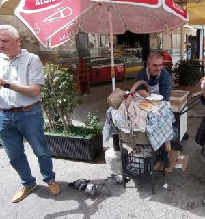 一群人在街上吃饭