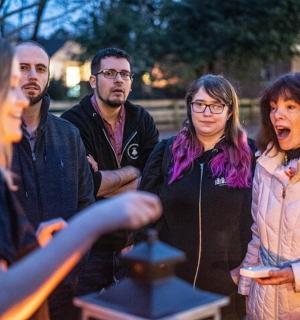 skupina lidí stojících ve skupině