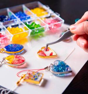 一个人拿着一把勺子和一串耳环