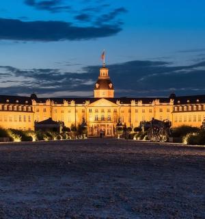 一座顶部有塔楼的大楼