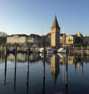 uostas su laivais vandenyje su miestu