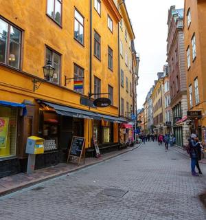 一条街道，街上有建筑物，人们在街上行走