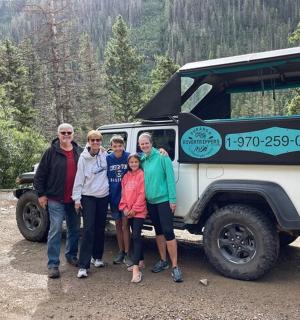 一群人站在一辆吉普车前