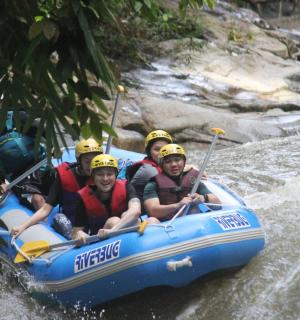 一群人在河上的木筏上
