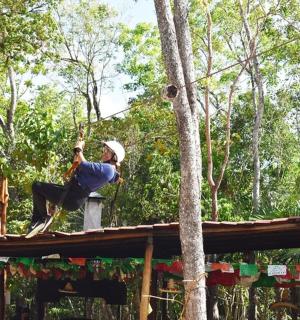 操场顶上的一群人