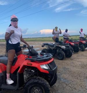 skupina mužů sedících na čtyřkolkách na nezpevněné cestě