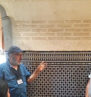 一名男子正在与一群人交谈