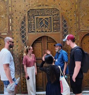 一群人站在一扇木门前