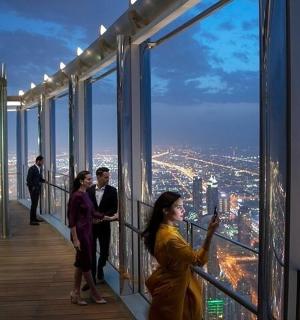 skupina lidí stojících na vyhlídkové plošině budovy