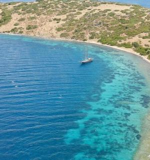 a boat in the water next to a beach