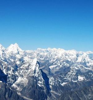 白雪皑皑的山脉的鸟瞰图