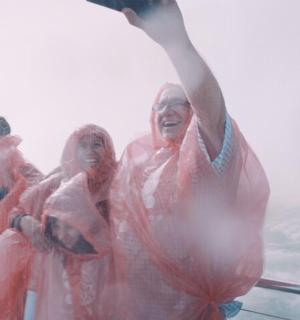 skupina lidí stojící na lodi