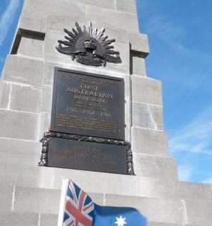 一座塔，上面有一块牌子，上面有一面旗帜