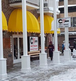 街道上挂着黄色遮阳伞的建筑