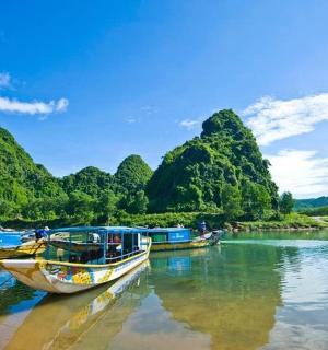 两艘船停靠在山河上
